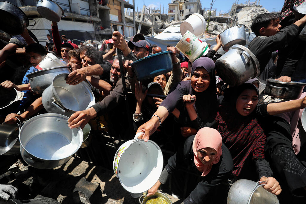 People line up for food distribution in Gaza 