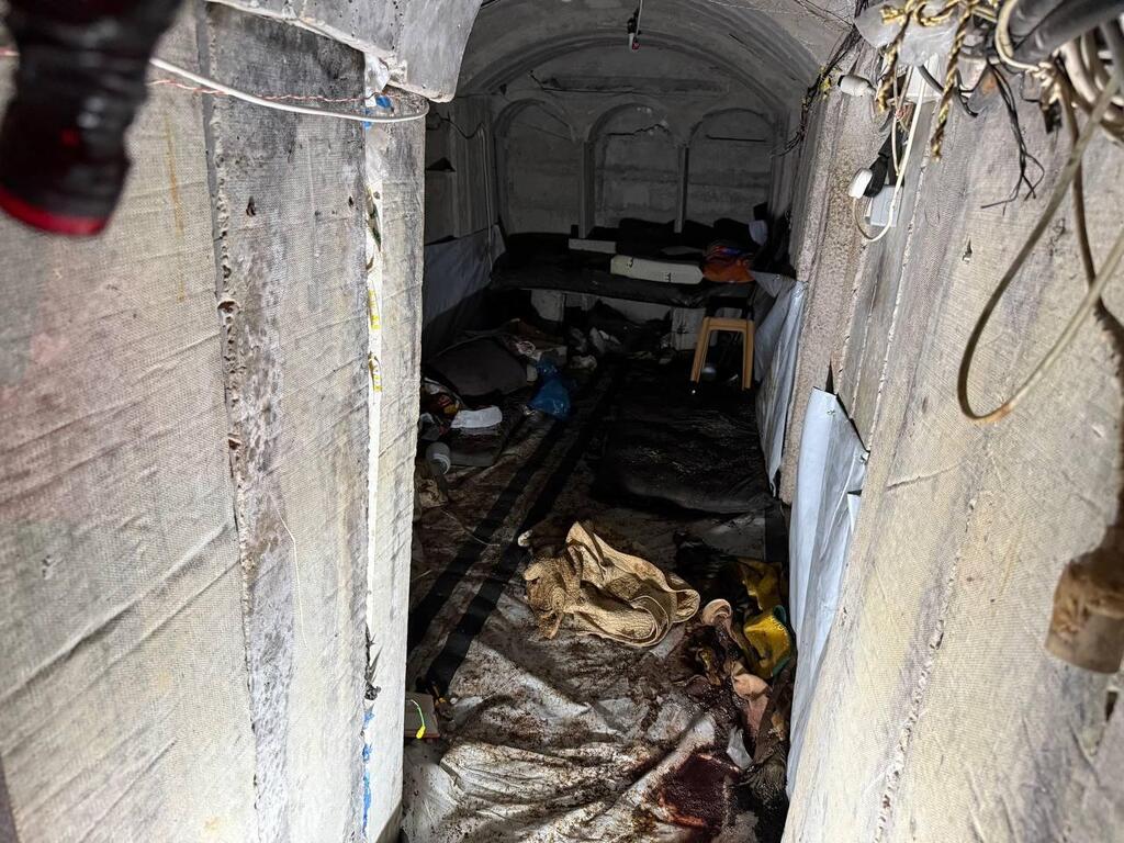 The underground tunnel beneath the European Hospital in Khan Younis (Photo: Roni Green Shulov) הכתב רוני גרין שאולוב בבית החולים האירופי בחאן יונס ברצועת עזה